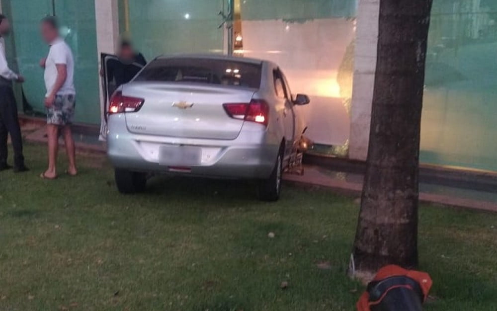 Motorista perde controle de carro e invade hotel, em Goiânia
