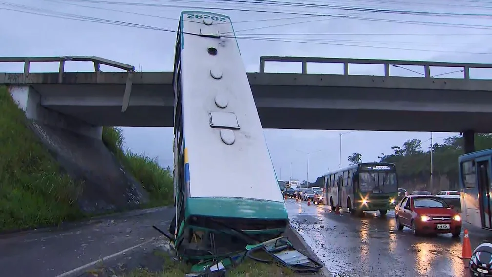 Motorista perde controle de ônibus e despenca de viaduto, em Salvador