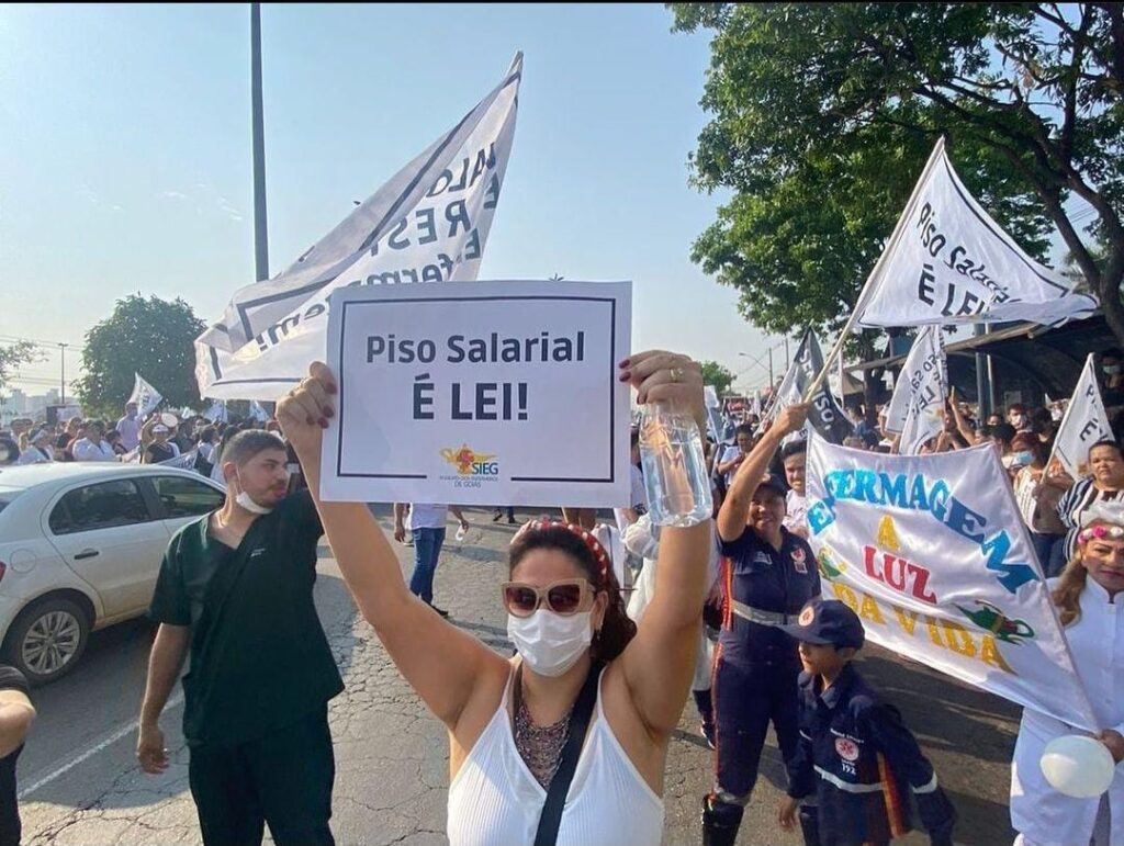 Sem piso salarial, profissionais da enfermagem de Goiás participam de paralisação nacional