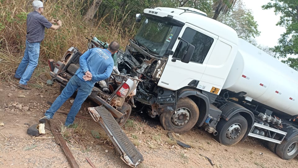 Acidente entre caminhão e pick-up deixa duas mortas, em Israelândia