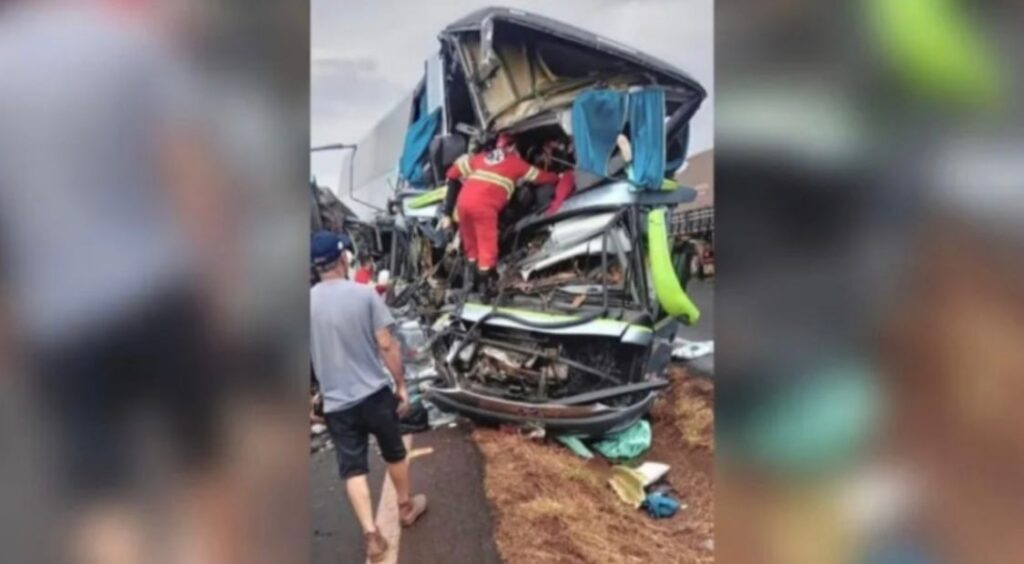 Acidente entre ônibus de turismo e carreta deixa dois mortos e 40 feridos, na BR-153