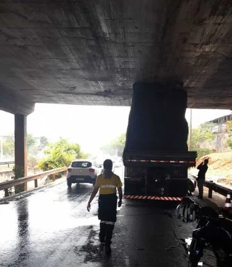 Caminhão fica preso em viaduto e forma congestionamento que ultrapassa 7km, em Goiânia