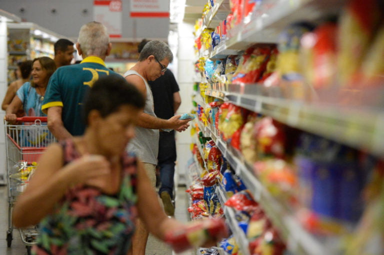 Brasil tem inflação negativa de 0,08%, pela primeira vez em 2023