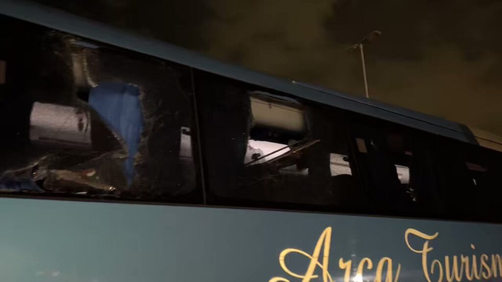 Vídeo: Ônibus que transportava flamenguistas é apedrejado a caminho do estádio, em São Paulo