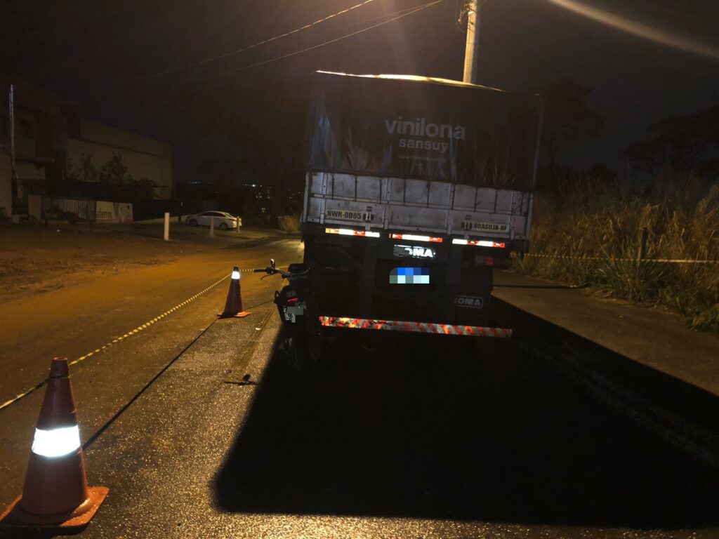Em Goiânia, motociclista morre ao bater em traseira de caminhão estacionado