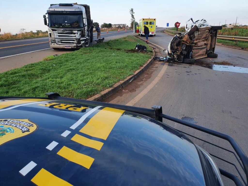 Acidente entre caminhão e carro de escolta deixa um morto e quatro feridos, em Catalão