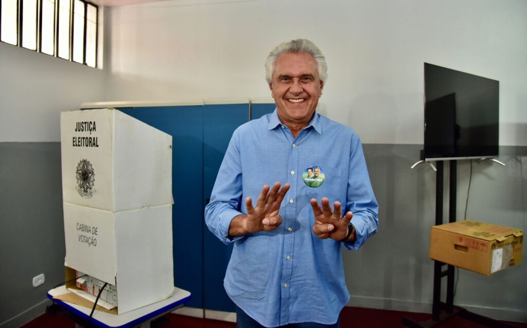 Ronaldo Caiado vota em Nova Crixas e diz ter esperança de vitória em primeiro turno