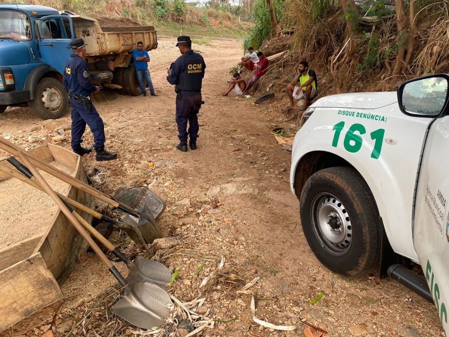Cinco pessoas são autuadas por extração ilegal de areia no Córrego Cascavel, em Goiânia