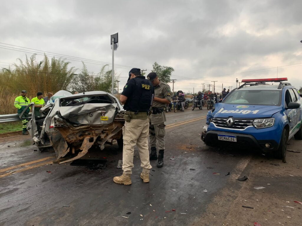 Acidente envolvendo viatura da PM e dois carros deixa um morto, em Anápolis