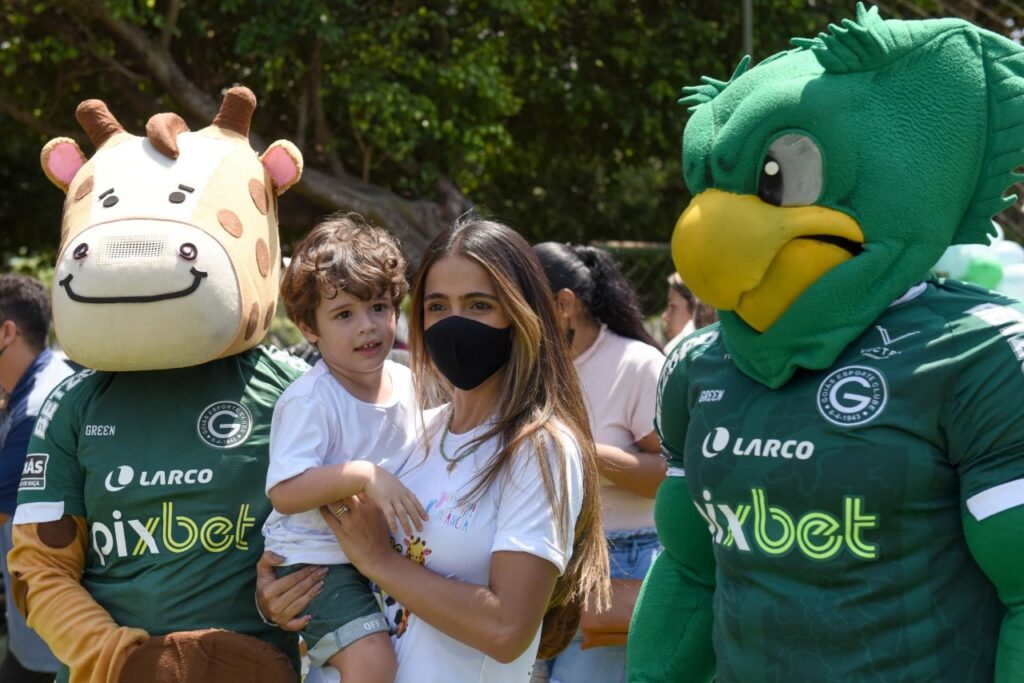 Jogadores do Goiás participam de evento junto a crianças com deficiência