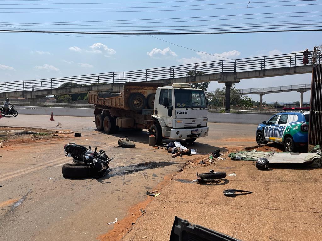 Motociclista morre ao tentar ultrapassar caminhão na BR-060, em Goiânia