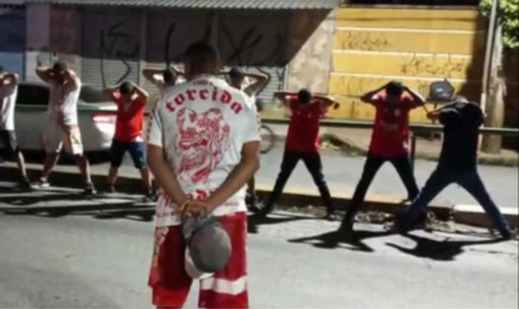 Torcida do Vila Nova são obrigados pela GCM a cantar músicas do Goiás