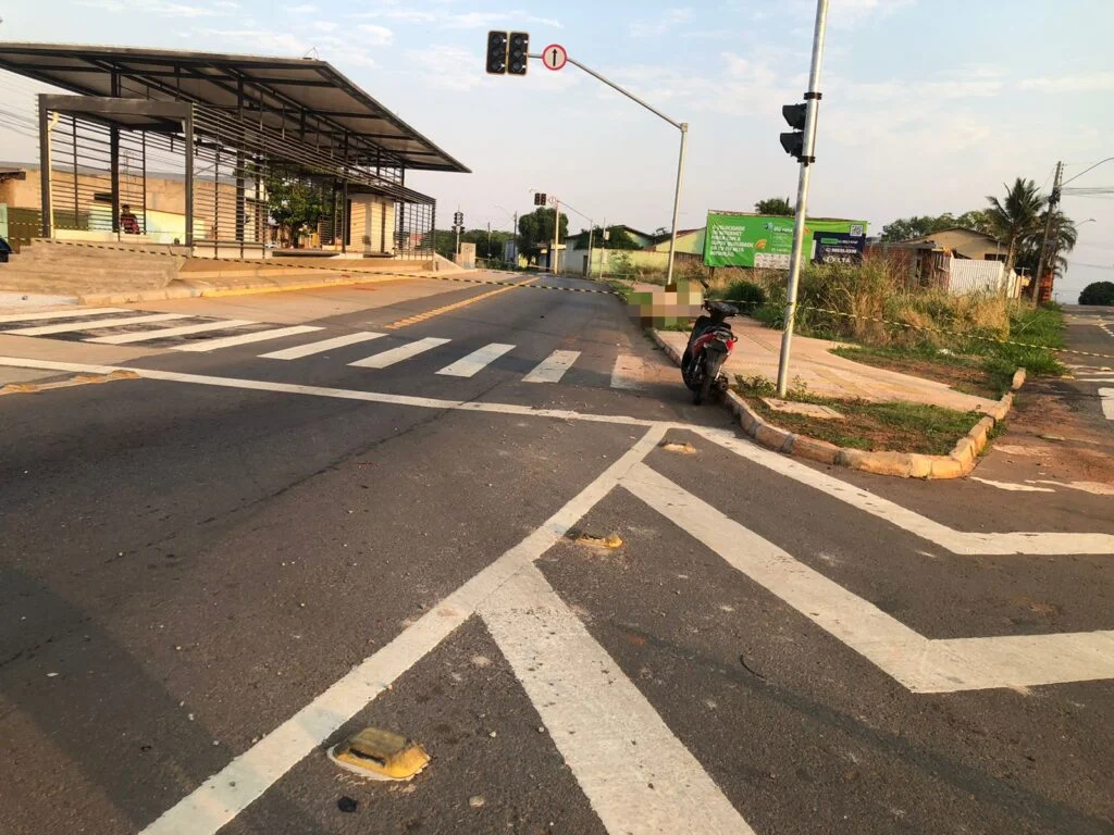 Adolescente estaria sem capacete e transitando na contramão da faixa exclusiva do BRT