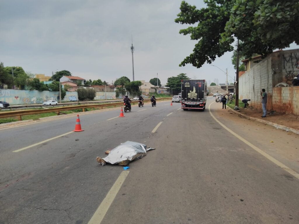 Pedestre morre após ser atropelado por caminhão na Avenida Marginal Botafogo, em Goiânia