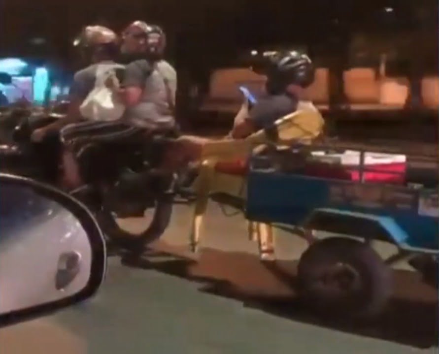 Homem coloca cadeira de bar em engate de carreta de moto, em Goiânia