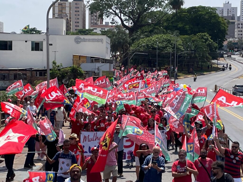 Caminhada em apoio a Lula reúne mais de 10 mil pessoas, em Goiânia