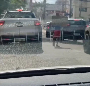 Bolsonarista humilha rapaz que pede ajuda em sinaleiro com a bandeira do PT