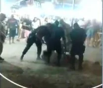 Jovem é agredido com chutes e 'mata-leão' por policiais, em Alvorada do Norte