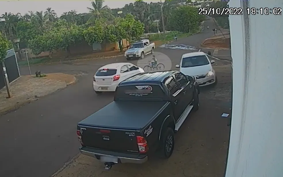 Vídeo: Criança dá pirueta no ar ao ser atingido por carro em cruzamento de Rio Verde
