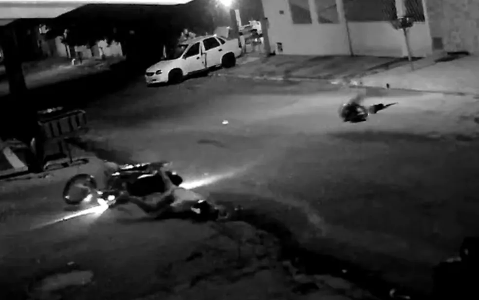 Vídeo: Motociclista e garupa caem no chão após piloto empinar moto, em Goiânia