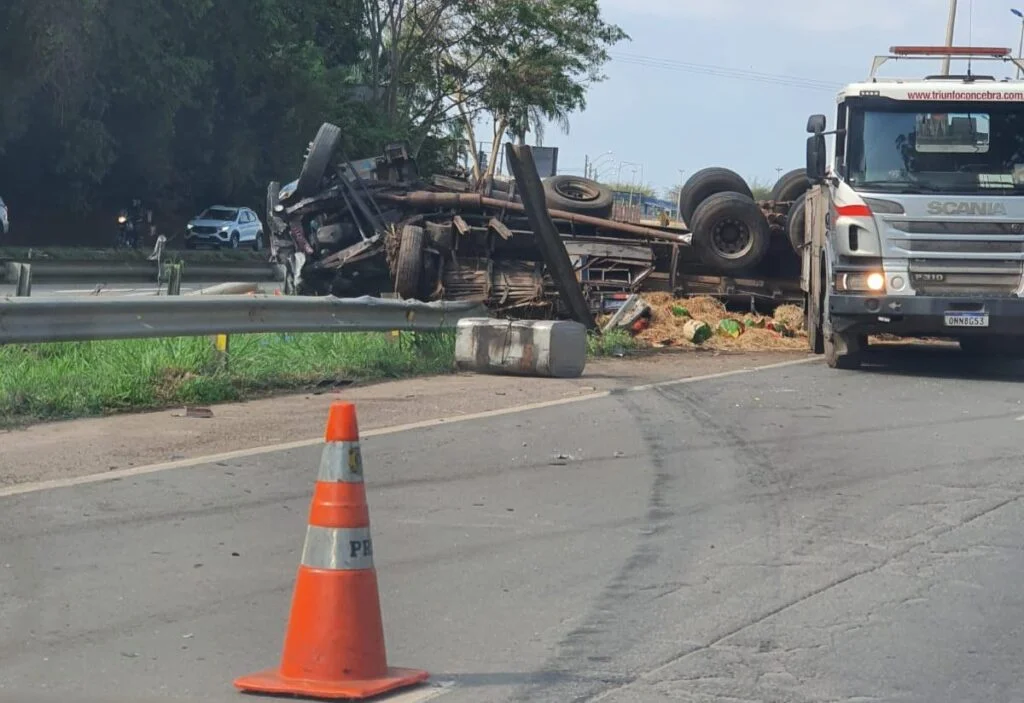 Carreta com melancia tomba e deixa BR-060 congestionada