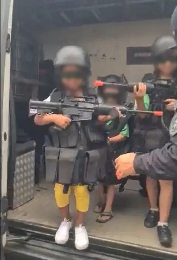 Vídeo: Evento da PM do Rio tem crianças segurando réplica de fuzil