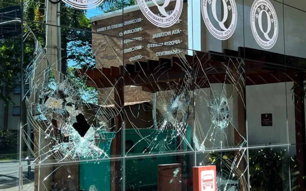Vídeo: Cartório tem vidros de fachada quebrados com pedras por vândalos, em Goiânia