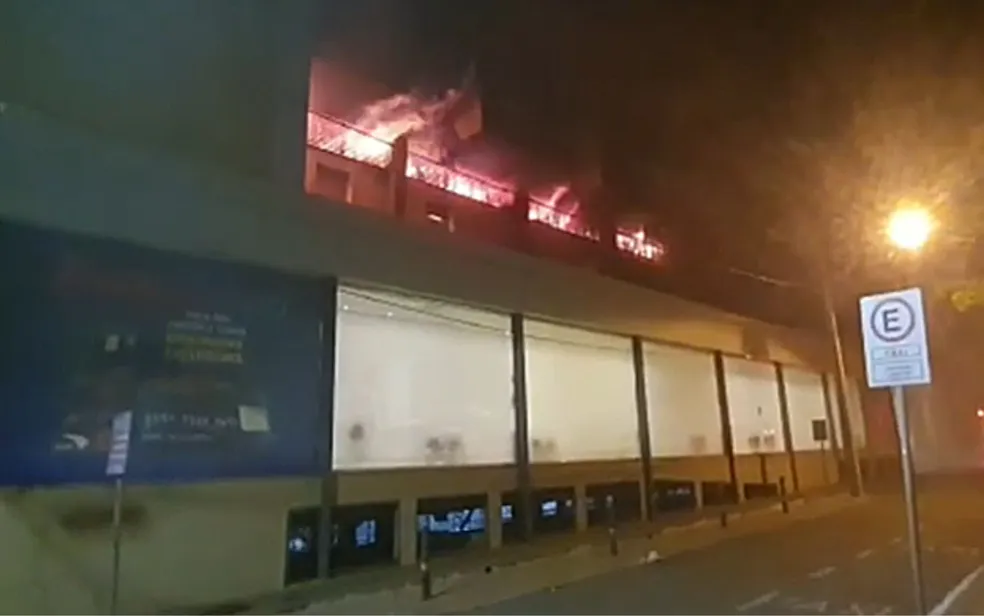 Após 30 horas de trabalho, bombeiros controlam incêndio em depósito de supermercado