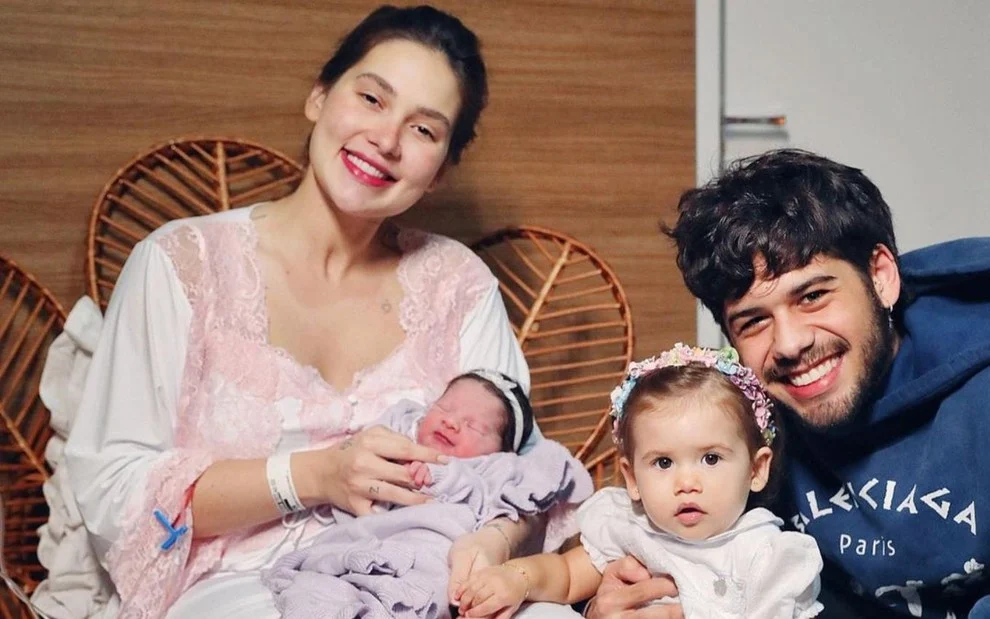 Virginia Fonseca e Maria Flor receberam alta de maternidade, em Goiânia