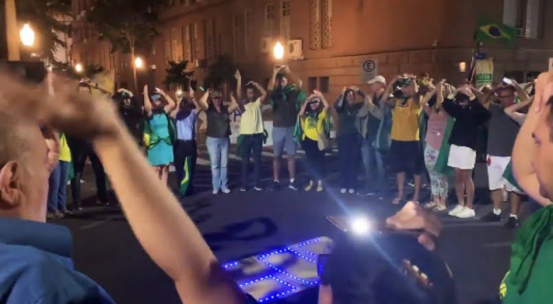 Vídeo: Bolsonarista pedem ‘ajuda’ de extraterrestres em frente a quartel