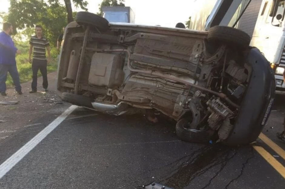 Acidente entre carros deixa um morto e quatro feridos em São Francisco de Goiás