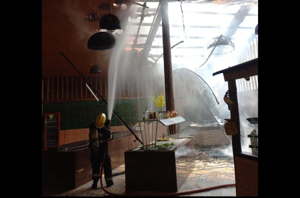 Restaurante pega fogo após churrasqueira superaquecer em Luziânia