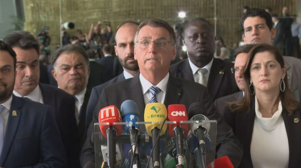 Bolsonaro aparece pela primeira vez após derrota nas urnas e defende manifestações