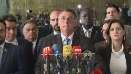 Bolsonaro aparece pela primeira vez após derrota nas urnas e defende manifestações