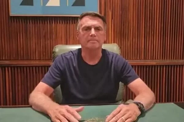 Bolsonaro pede fim de bloqueios em rodovias e diz 