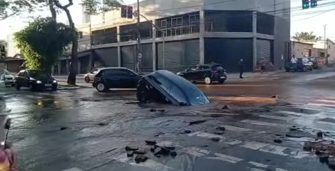 Carro cai dentro de cratera com água na Avenida Independência, em Goiânia