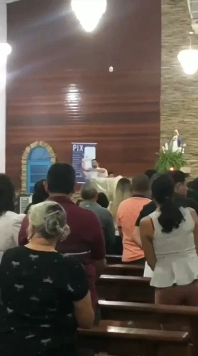 Em Nerópolis, padre tira a batina e abandona missa após discutir política com fiéis