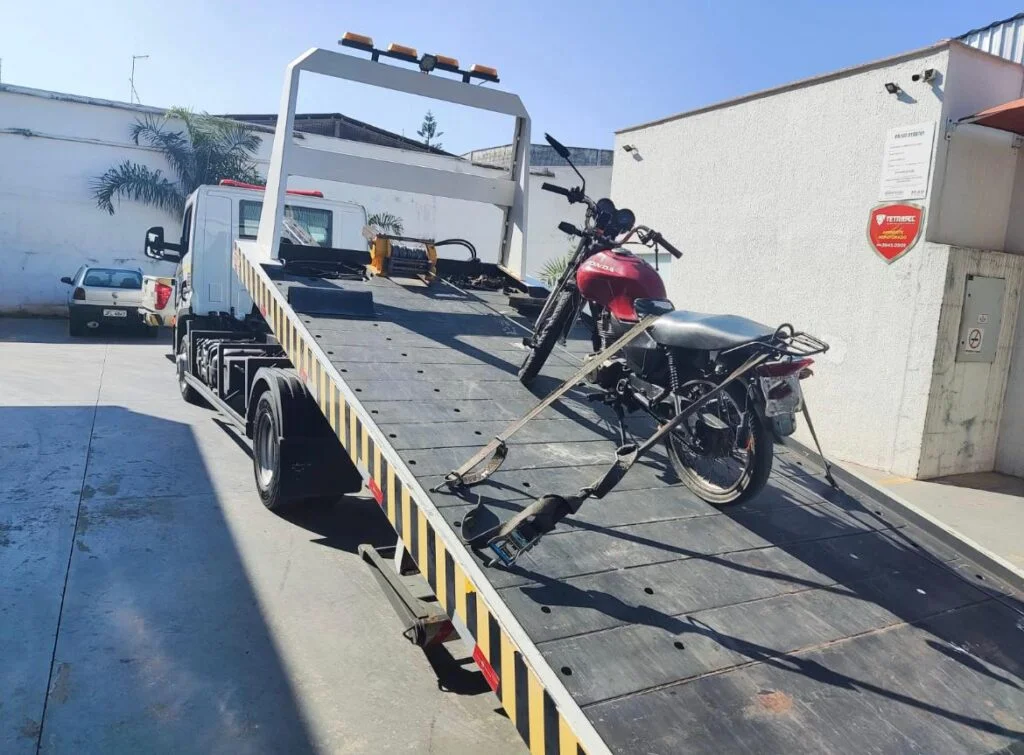 Com quase R$ 90 mil em débitos, moto é apreendida em Goiânia