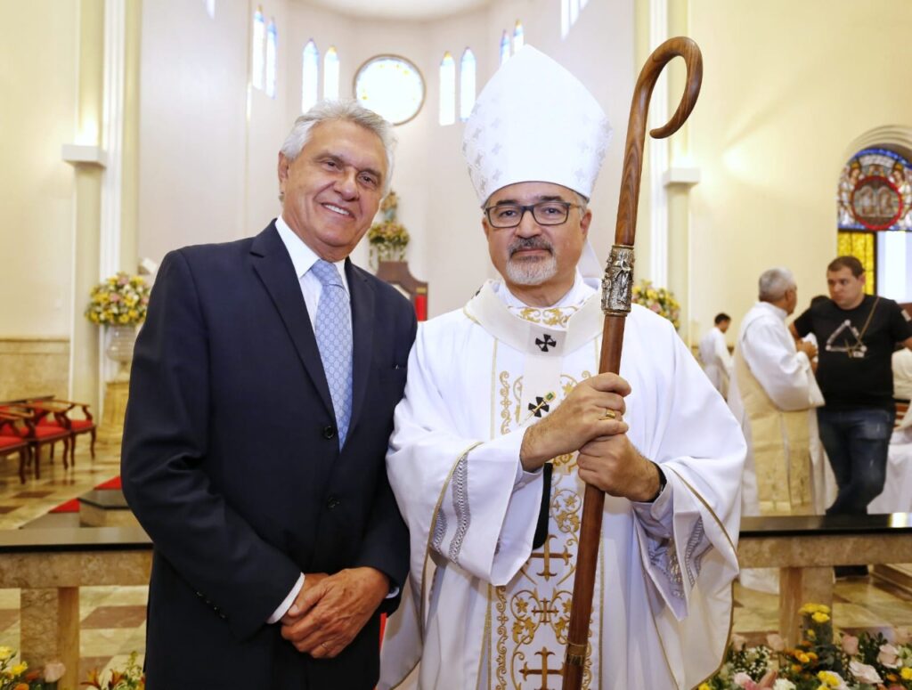 Caiado acompanha entrega de símbolo sagrado a novo arcebispo