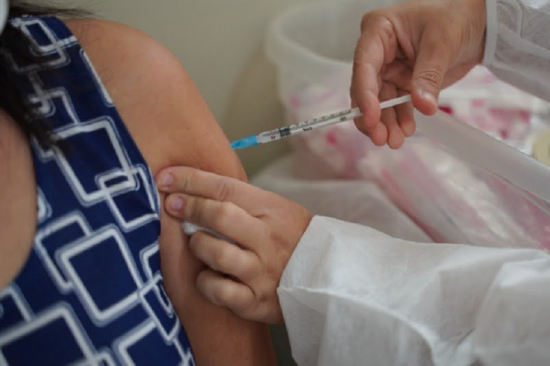 Governo de Goiás alerta população a completar esquema vacinal contra Covid-19