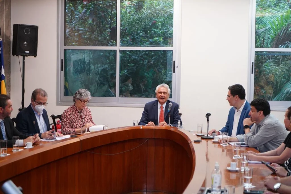 Caiado entrega 17 veículos a Colégios Tecnológicos de Goiás