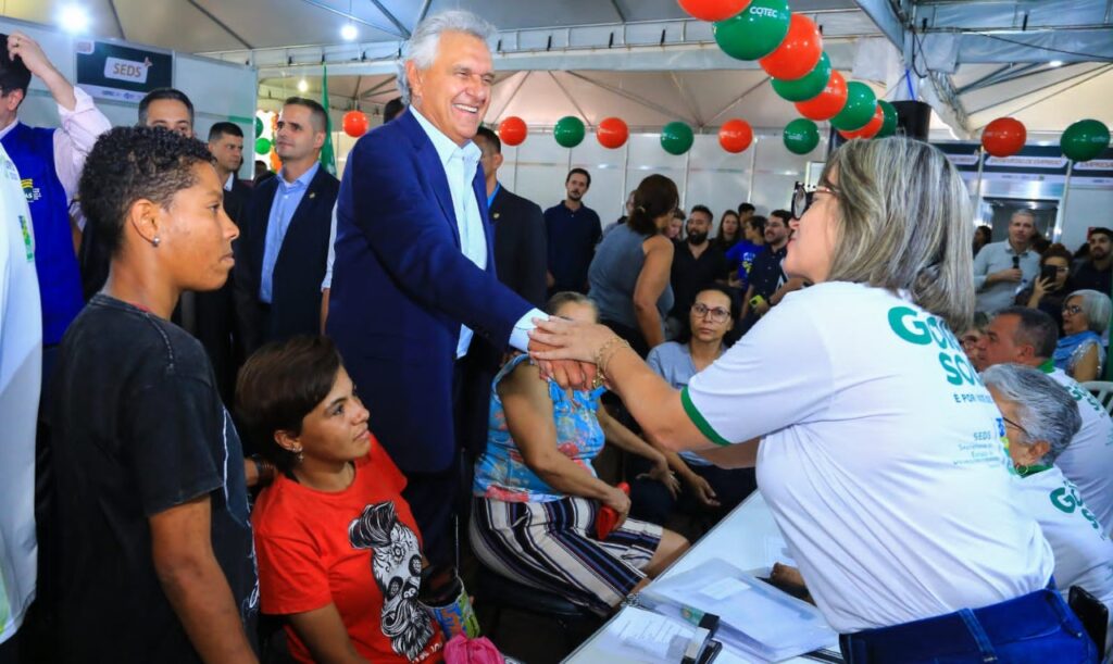 Governador Ronaldo Caiado durante a edição do Feirão de Empregos realizada na Praça Cívica, em Goiânia: “É um trabalho que tem dado certo”