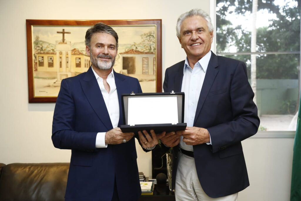 Governador Ronaldo Caiado recebe homenagem do empresário Flávio Pereira Lima por atuação das forças policiais de Goiás na recuperação de joias roubadas em assalto