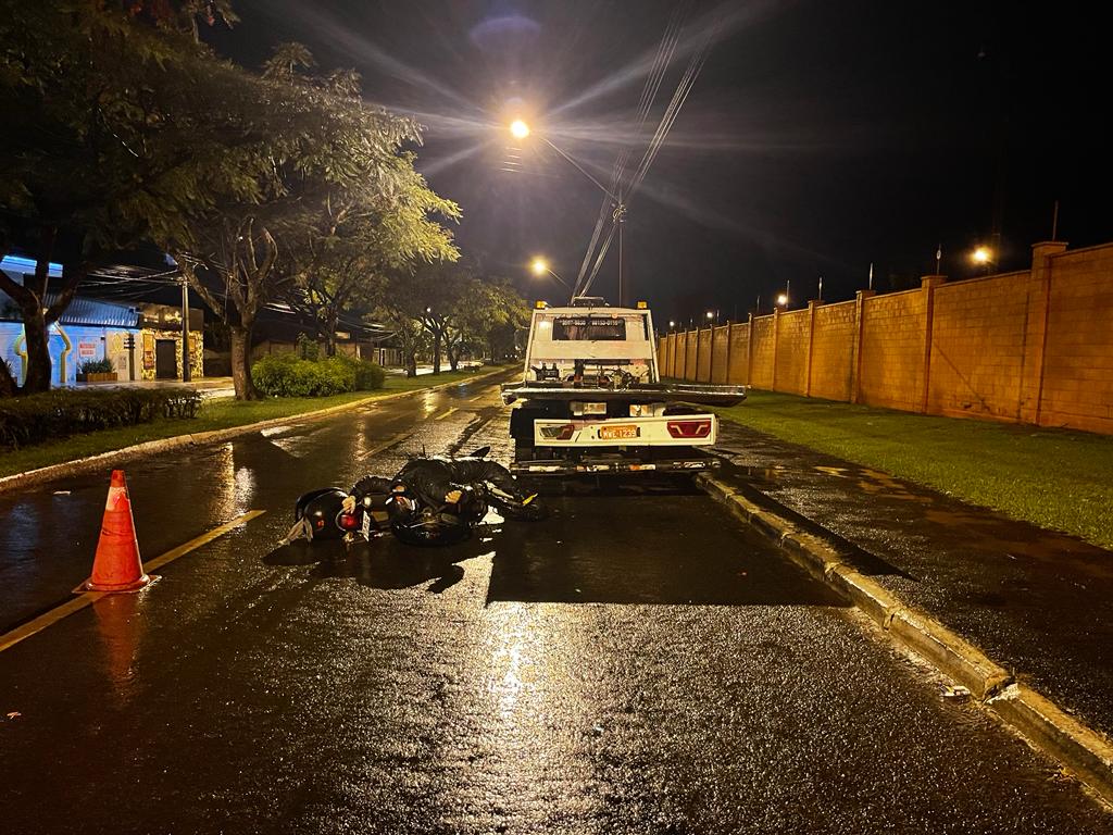 Em meio a chuva, motociclista morre ao se chocar contra caminhão guincho