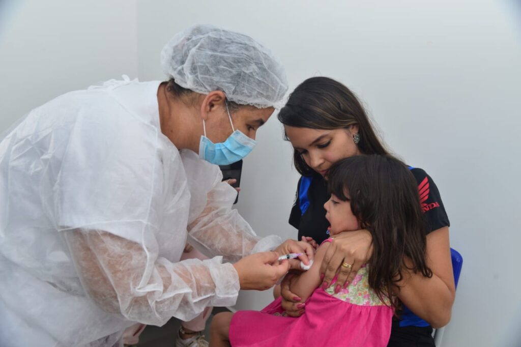 Crianças sem comorbidades já podem ser vacinadas em sete postos da cidade nesta quarta-feira, 30 de novembro
