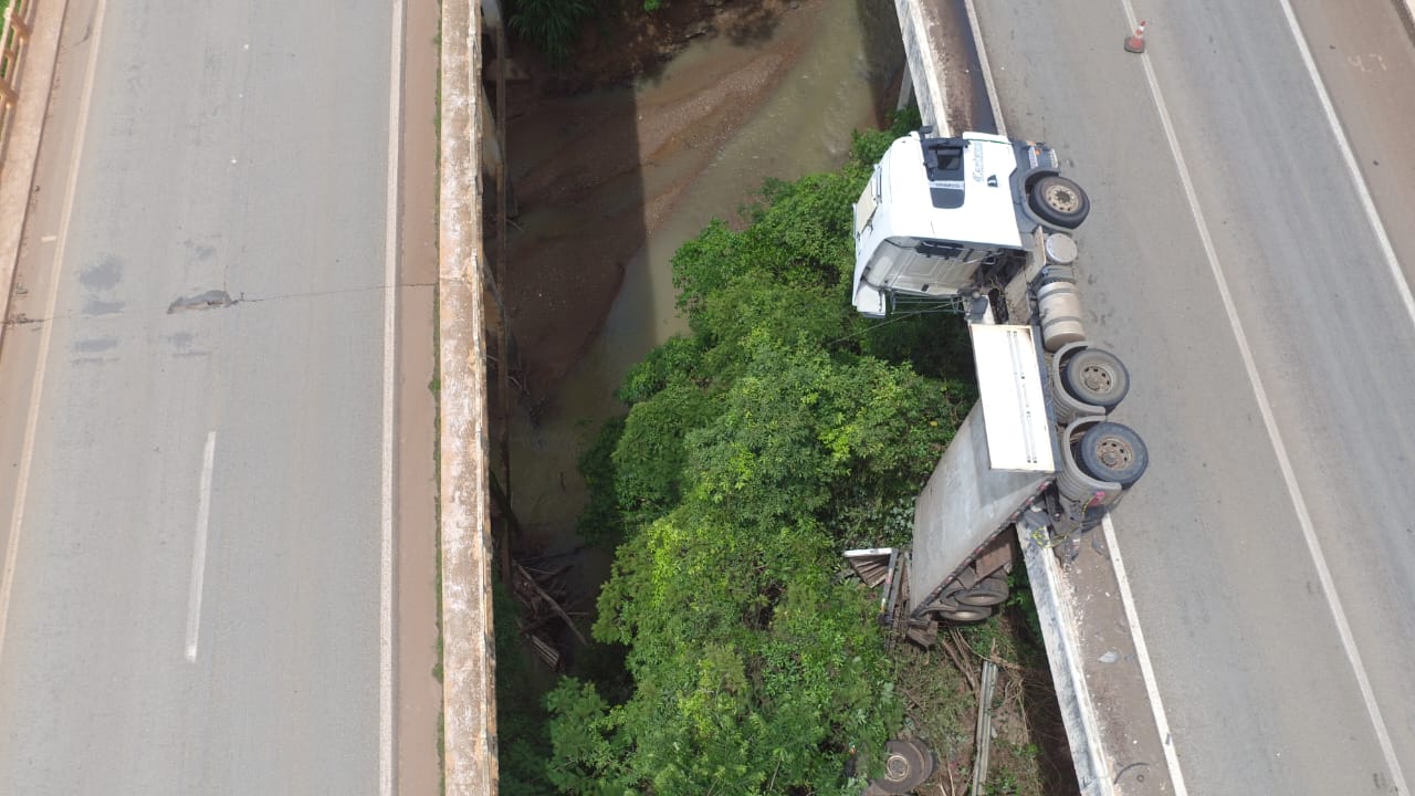 Trecho da BR-060, em Santo Antônio do Descoberto, é interditada após carreta tombar