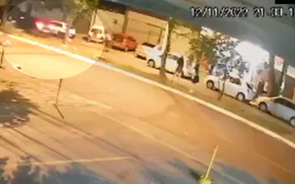 Vídeo: Criança de 2 anos é atropelada e arrastada por carro enquanto saía de igreja