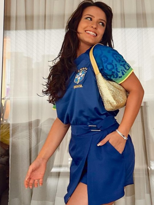 Larissa Manoela com a camisa oficial da seleção brasileira