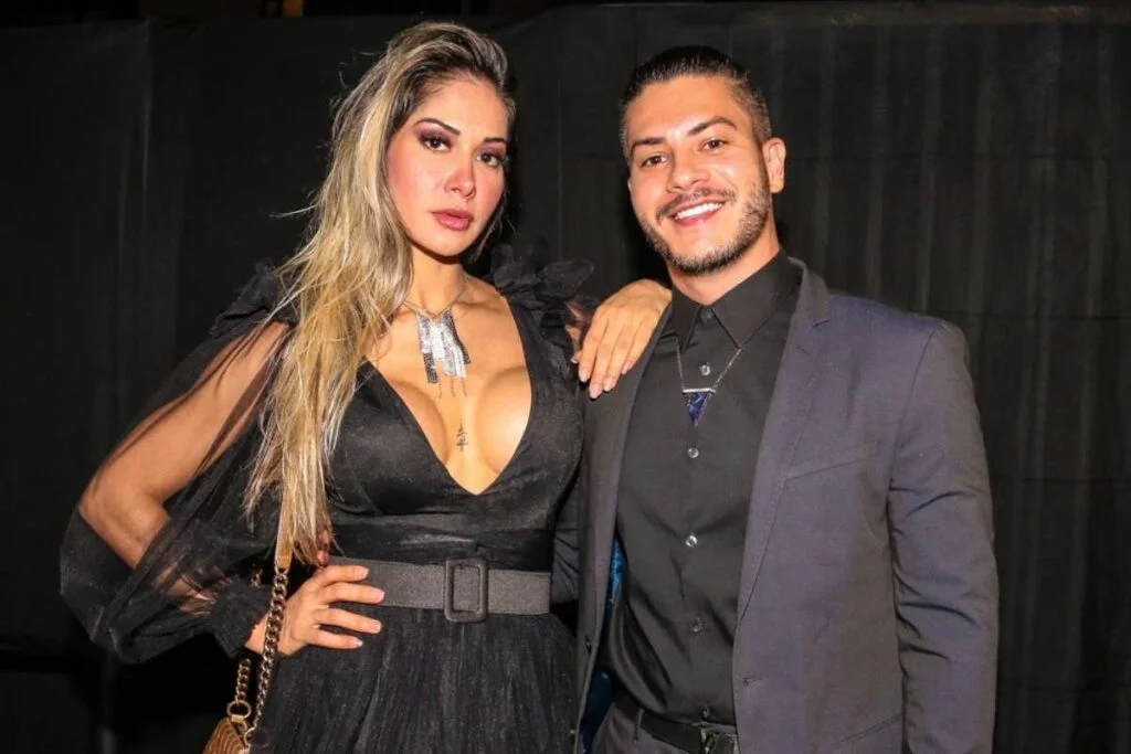 Maíra Cardi e Arthur Aguiar surgem juntos em palestra de coach para casais