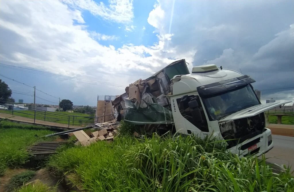 Por acidente com veículo de carga, passarela em Rio Verde é interditada